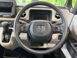 インテリアに合わせたデザインのステアリングは、運転される方のことも考え、運転しやすい形状、大きさです。是非一度、実際に触ってお確かめください。