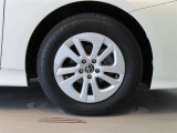 純正のアルミホイール装着車です。タイヤサイズは195/65R15です。