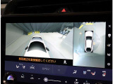 パノラミックビューモニター。車両を上から見たような映像を表示。運転席から目視しにくい車両周囲の状況をリアルタイムで確認できます。