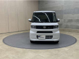 お車購入のポイントとなるフロントマスクです!かわいらしい目つきが印象的なデザインのヘッドランプです。