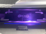 ●置くだけ充電:対応スマートフォンを置くだけでワイヤレスでの充電が可能です!
