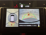 真上から見下ろしたような視点で車とその周囲を確認出来る画面と、車両後方を映し出すバックモニター画面の2つを表示してくれます。