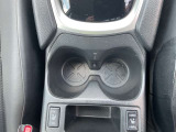 運転席と助手席の間にドリンクホルダーがある為、とても便利です☆