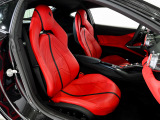 Rosso Ferrariのインテリアに、Neroのステッチと跳馬刺繍が施され、洗練された空間を演出します。