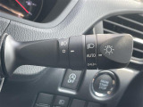 【オートライト(AUTO)】外の明るさをシステムが感知して、自動でヘッドライトが点灯します。ヘッドライトをつけ忘れを防ぐ便利機能です。