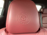 マツダ創立100周年を記念した専用ロゴを刻印したヘッドレスト。特別仕様車ならではの意匠で、上質な本革内装と相まって所有感を演出するポイントです。