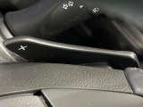 【パドルシフト】ハンドルから手を離さずに素早くシフトアップ&ダウンができるので、エンジンブレーキを使う下り坂や高速道路の合流で加速したい場面で役立ちます。