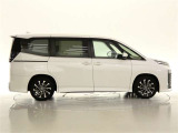 両側パワースライドドア付きだから、狭い駐車スペースなどでの 乗り降りラクラク!小さなお子さまのいるご家庭には嬉しい装備。