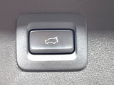 【パワーバックドア】スマートキーや運転席のボタンを押すだけでリアゲートが自動で開閉します!荷物を持っている時や、高い位置にあるバックドアを閉める際に便利な機能です♪
