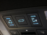 【パワーバックドア】スマートキーや運転席のボタンを押すだけでリアゲートが自動で開閉します!荷物を持っている時や、高い位置にあるバックドアを閉める際に便利な機能です♪