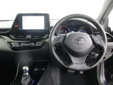 運転席側から見た写真です、お車にマッチングするように考えられたインパネデザイン!沢山のスイッチ類も運転させる方が使いやすい位置に配置されていますね!