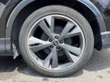 20インチ純正アルミホイール装備 全車両に標準装備の純正アルミホイールは、純正ならではのバランスの良いデザインと、走行安定性をお楽しみ頂けます。