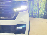 【LEDヘッドライト】悪天候や夜間走行時も良好な視界を確保し安心して運転できる高輝度LEDヘッドライトを装備!点灯速度が早く、消費電力も抑えられています。