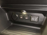 運転席・助手席シートヒーターです。座面と背もたれにヒーターが内蔵されているので、身体を直接温めることができます。寒さの厳しい時も快適に過ごせます。