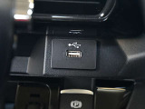 スマホの充電等に便利なUSBのソケットが付いています。