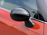 MINIの電動格納サイドミラーは、スイッチ操作でスムーズに開閉でき、狭い駐車場でも安心して扱えます。車体との一体感あるデザインで、利便性とスタイリングを両立した装備です。
