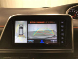 【パノラミックビューモニター】専用のカメラにより、上から見下ろしたような視点で360度車の周囲を確認することができます。