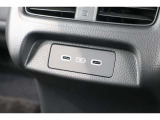 後部座席向けにもUSBソケットがついていますのでコードを繋げばスマートフォンなどの充電が出来ます!