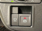 指先だけで簡単に操作が可能な電動パーキングブレーキを採用。「HOLD」スイッチを押すと、渋滞や信号待ちなどでブレーキペダルから足を離しても、ブレーキを保持するので安心です