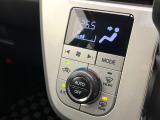 【オートエアコン】一度お好みの温度に設定すれば、車内の温度を検知し風量や温度を自動で調整。暑い&hellip;寒い&hellip;と何度もスイッチ操作をする必要はありません。快適な車内空間には必須の機能ですね♪