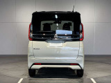 前・後方に車両や壁などの障害物がある場合、クルマが誤操作を察知して、衝突を未然に防ぎます。