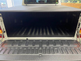 【ベッドライナー付きデッキ】デッキを荷物積み込みのキズから守る、ベッドライナーを装備。気兼ねなく荷物を積み込んでお使いいただけます!