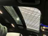 パノラミックルーフで明るい車内と開放感あるドライブをお楽しみいただけます。
