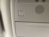 エアバッグ作動時や後突時、もしくは車内のSOSボタンを押した際に緊急通報オペレーターに連携し、救急・警察を手配します。更にオペレーターにも連携、お客様のご要望に応じてロードサービスの手配を行います。