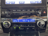【左右独立温度コントロール式フルオートエアコン(DUAL/SYNC)】運転席側と助手席側でそれぞれ自由に温度設定ができ、快適な風量やモードなどを自動調整します!