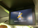 【後席モニター】家族や友人とお出かけする機会が多い方に大人気の後席モニターを装備!見やすい位置に画面がありテレビやDVDの視聴も快適!友達もお子様も、後席にしか乗らなくなるかも??