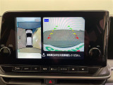 【アラウンドビューモニター】まるでクルマを真上から見下ろしたかのような視点で駐車をサポートします!クルマの斜め後ろや真横など、前後左右の4つのカメラの映像が合成されて、モニターに映し出されます。