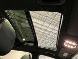 パノラミックルーフで明るい車内と開放感あるドライブをお楽しみいただけます。