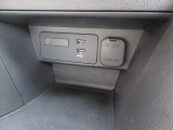 CD/DVD再生プレーヤーは装備されておりませんがフルセグTVチューナー、USB端子やブルートゥースオーディオは備えています。