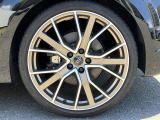 20インチ純正アルミホイール装備 全車両に標準装備の純正アルミホイールは、純正ならではのバランスの良いデザインと、走行安定性をお楽しみ頂けます。