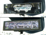 車両後方のカメラ映像をミラー面に映し出して、いつでもクリアな後方視界を確保する、インテリジェントルームミラー!