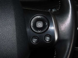 ステアリングスイッチ付きで、運転中に視線を前に向けたまま操作できます。