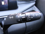 アダプティブLEDヘッドライトシステムは、照射パターンを変化させて対向車や先行車が眩しくならないようにハイビームをキープすることで、良好な視界を確保します。もちろん自動点灯/消灯するオートライトも。
