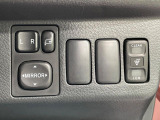 【電動格納ミラー】サイドミラーは電動格納式となっており、狭い駐車場でもキズがつくリスクを抑えられます。