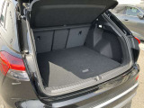 開口部が低く設定されているので、荷物の積み下ろしがスムーズに行えます。更に分割可倒式リアシートの採用でシートのバックレストを倒すと、大きく長い荷物も積み込めます。