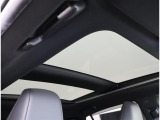 明るさが室内に溢れるパノラマルーフ、暗い車内でも外の明るい光を取り入れることが出来ますね気持ちよくドライビングできますよ。