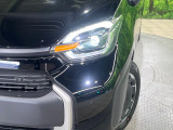 【LEDヘッドライト】悪天候や夜間走行時も良好な視界を確保し安心して運転できる高輝度LEDヘッドライトを装備!点灯速度が早く、消費電力も抑えられています。