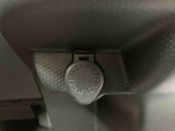 最も気になる室内は、特にこだわってクリーニングしております。マットやシートだけではなく、エアコンの吹き出し口やドアノブの隙間など、様々なブラシや道具を使い分けて、隅々までクリーニングしております。