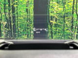 【ヘッドアップディスプレイ】現在の速度や走行情報をデジタル表示で運転席前方のガラスに投影!運転中、目線をずらさず必要な情報を確認できるのでとっても便利で安心!