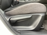 運転席にはドライバーの体型や好みに応じて前後方向だけでなく、高さの調整ができるシートリフターを装備!