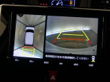 【全周囲モニター】車を上空から見下ろしたような映像をカーナビ画面に映し出し、車庫入れや縦列駐車をサポートしてくれます。