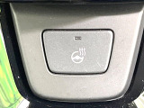 【ステアリングヒーター】冬場に冷たくなりやすい革巻きステアリングを、スイッチ一つで素早く適温に!エアコンよりも早く温まってくれるので、寒い日の運転も快適になりますね♪