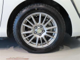 社外のアルミホイールになります。タイヤサイズは185/60R15です。
