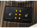 シートヒーターを装備しています!高級車ならではの装備です!シートが暖まりますので、寒い冬場も快適にご乗車頂けます!腰にも優しい!お子様や女性にも嬉しい装備ですね!!