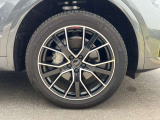 20インチ純正アルミホイール装備 全車両に標準装備の純正アルミホイールは、純正ならではのバランスの良いデザインと、走行安定性をお楽しみ頂けます。