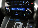 左右独立温度コントロールフルオートエアコンです。運転席、助手席それぞれで独立して温度設定ができます。
